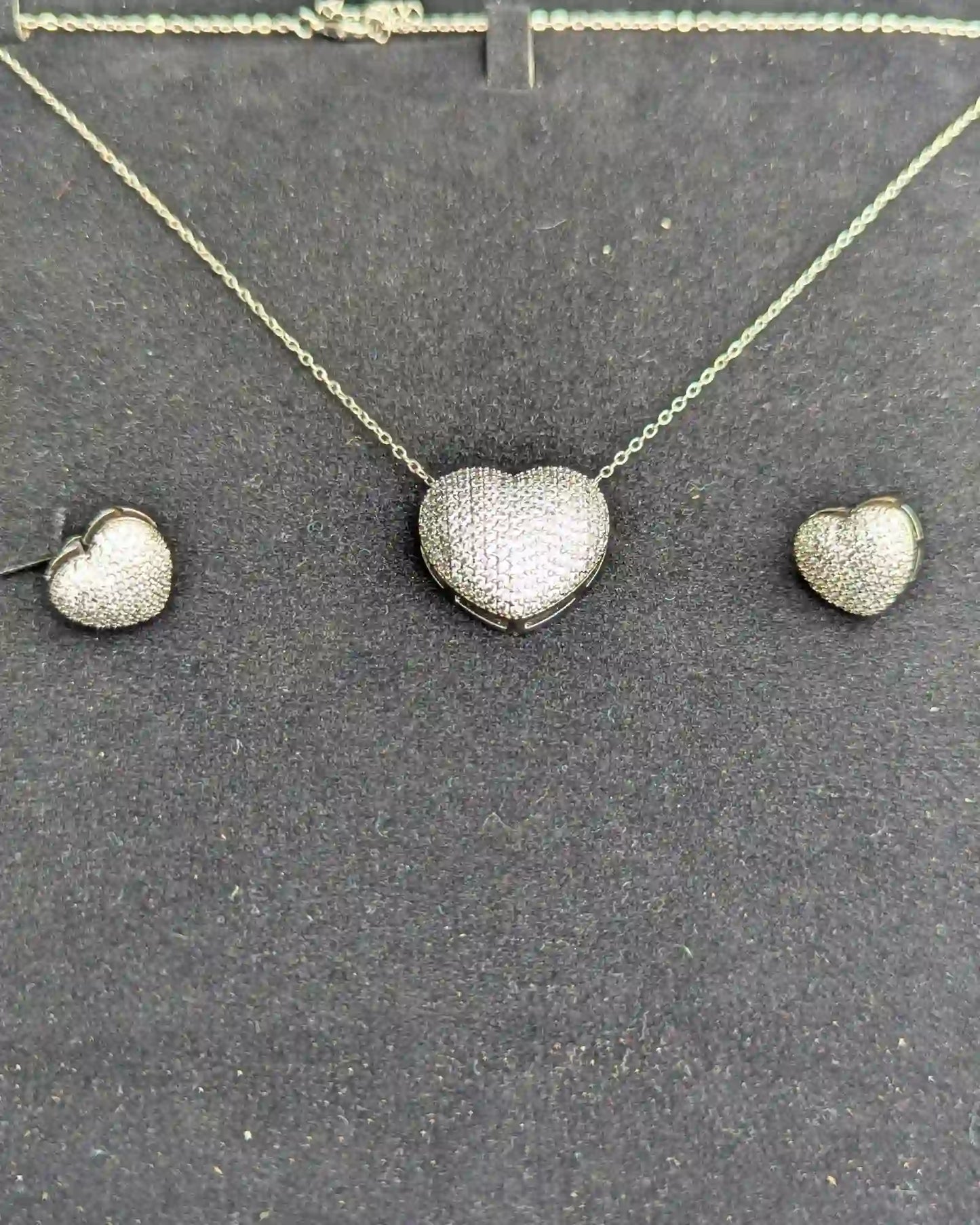 Hear shape locket with stud earrings