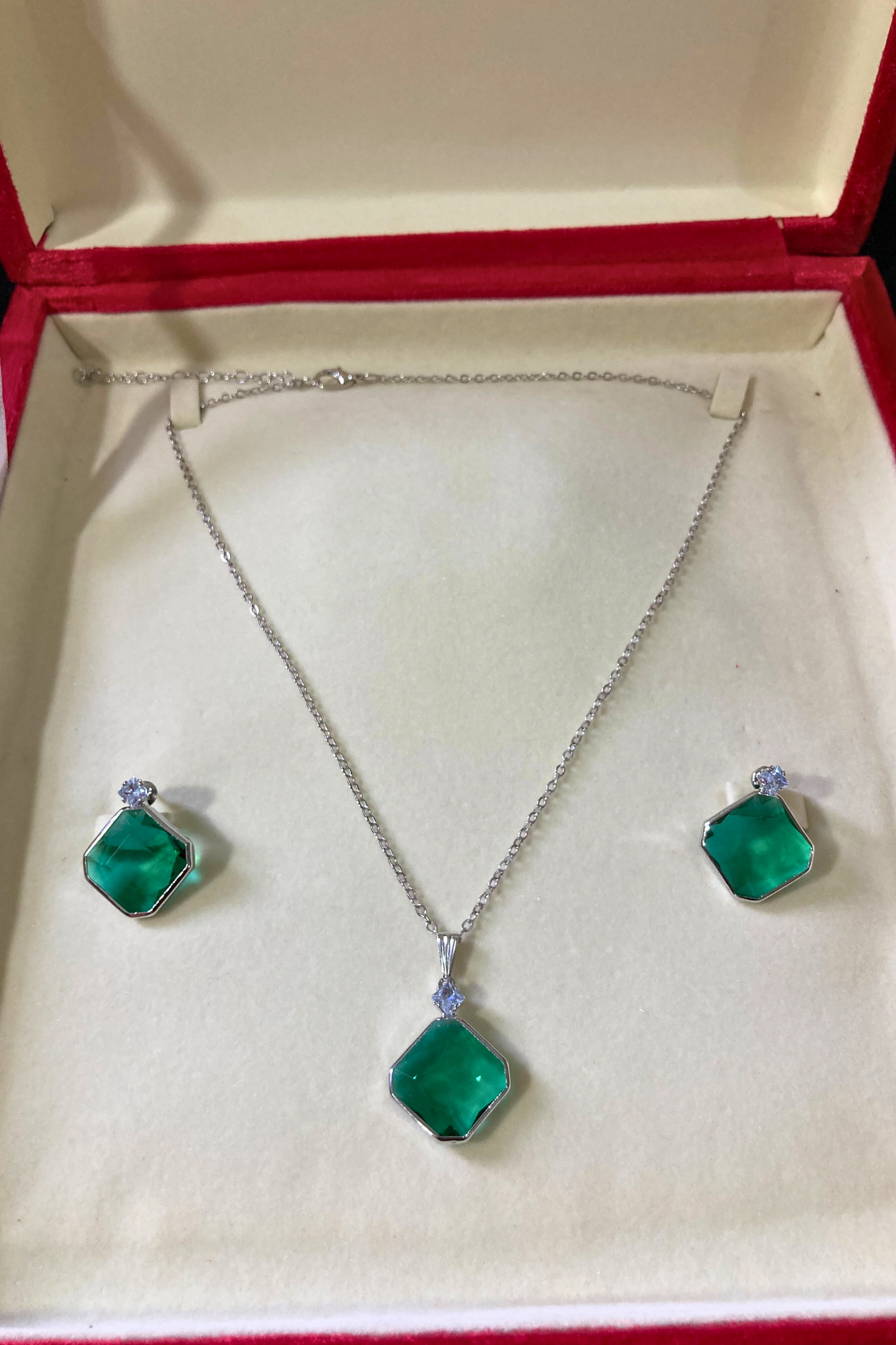 Elegant Green Stone Pendant and Earring Set