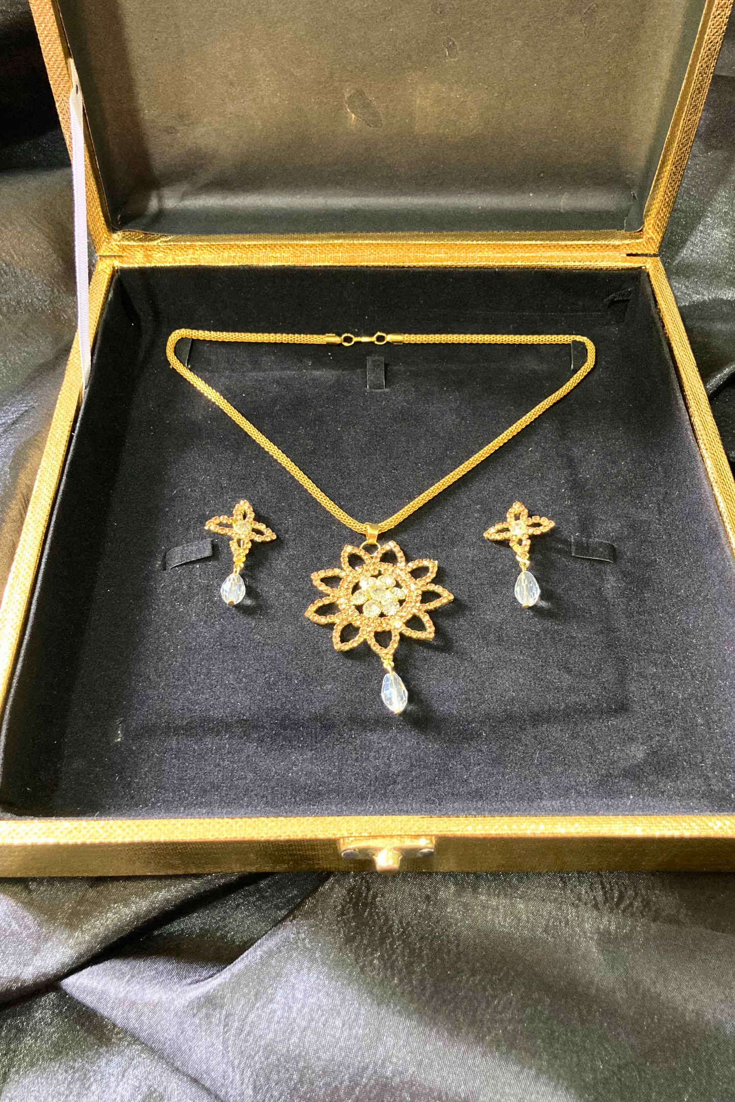 Star Shape Golden White Pearls Necklace and Earrings Set