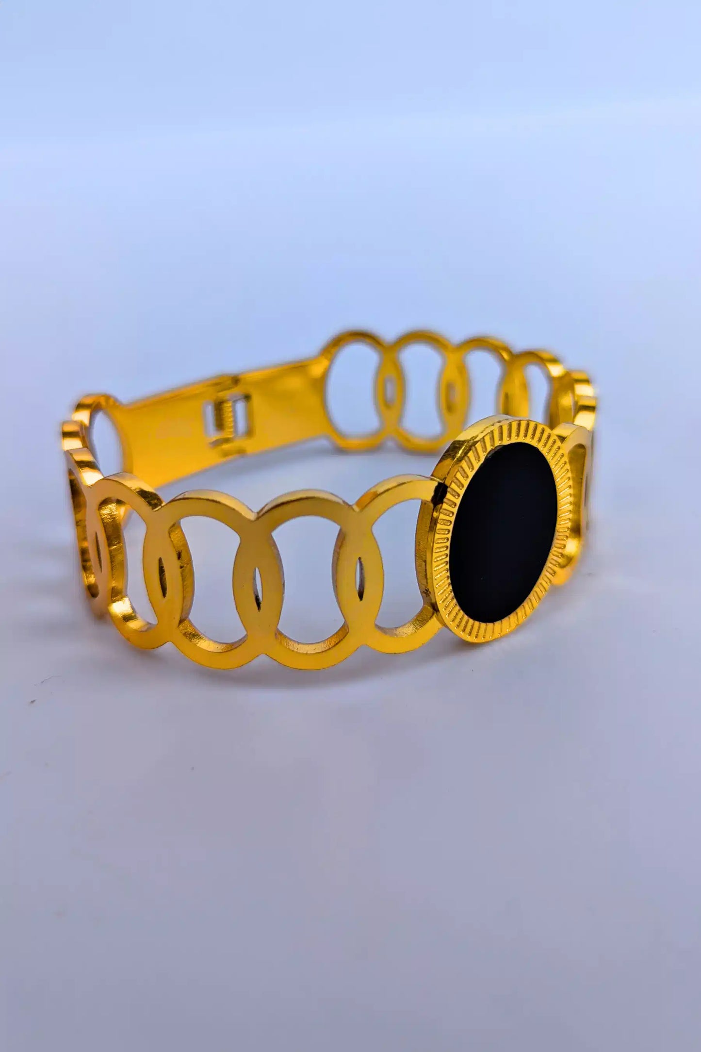 Golden Chain Bracelet with Black Pearl